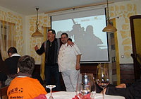 Mannschaft des VfR Aalen mit Trainer- und Betreuerteam beim Teamabend in der Aalener Pizzeria "Da Mario"